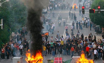 ProtestErs gather during a march on a street in Tehran in this picture uploaded on Twitter on 20 June( Photo: Reuters )