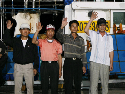 The crew of the Yonan after arriving in Sokcho on 29 August(Photo: Reuters)