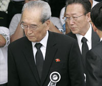 North Korean leader Kim Jong-il's close aide Kim Ki-nam (L), and Kim Yang-gon, at the National Assembly in Seoul, 21 August, 2009.(Photo: Reuters/Jo Yong-Hak)
