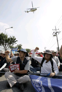 Protesters shout slogans as a police helicopter flies during the anti-government rally (Photo: Reuters) 