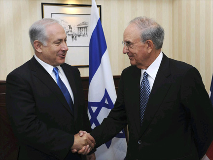 Israeli Prime Minister Benjamin Netanyahu shakes hands with US Middle East envoy George Mitchell during their Wednesday meeting in London(Photo: Reuters)