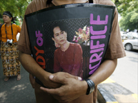 A pro-democracy activist holding a portrait of Aung San Suu Kyi in New Delhi on 12 August 2009(Photo: Reuters)