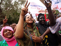 Lubna Hussein (c) joins women demonstrating outside the court after her trial(Photo: Reuters)