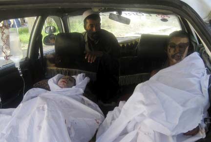 Wounded men are transported in a taxi to a hospital after the Kunduz airstrike(Photo: Reuters)