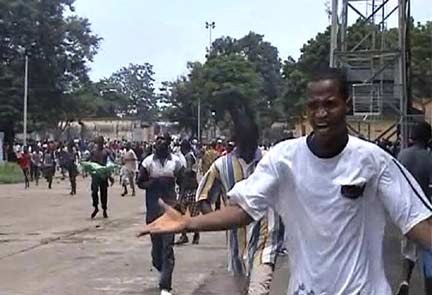 People run from security forces in Conakry (Photo: Reuters)