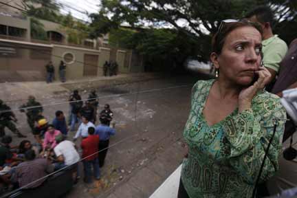 Zelaya's wife, Xiomara Castro, speaks on the phone inside the Brazilian embassy in Tegucigalpa (Photo: Reuters)