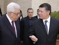 Jordan's King Abdullah (R) welcomes Palestinian President Mahmoud Abbas on his arrival at the Royal Palace in Saturday(Photo: Reuters)