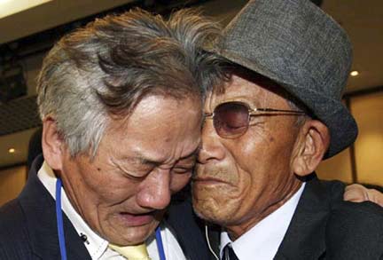 South Korean Lee Jung-ho (L) cries as he meets his North Korean elder brother, who was originally from the South and was a war prisoner from South Korea during the Korean War(Photo: Reuters)