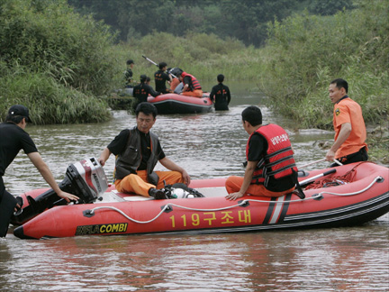 Rescue workers search for missing people in Yeoncheon.(Photo: Reuters)