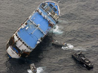 Philippine navy vessels move closer to the SuperFerry before it sank off the southern Philippines(Credit: Reuters)