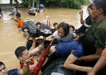 Rescuers assist residents from floodwaters in Cainta Rizal east of Manila(Photo: Reuters)
