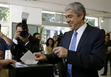 Portugal's Prime Minister and Socialist leader Jose Socrates casts his ballot in Lisbon (Photo: Reuters)