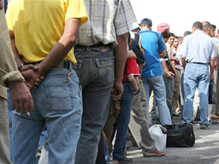 Iraqis line up at a UNHCR centre in Syria.(Photo: UNHCR/Awabdeh)