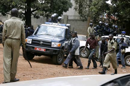 Ugandan police escort arrested civilians into the Wandegeya police station, Kampala 12 September 2009. (Photo: Reuters)