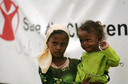 Girls displaced by the ongoing hostilities in northwestern Yemen stand outside their tent in al-Mazraq refugee camp(Photo: Reuters)