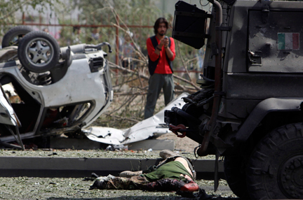 The body of a Nato soldier killed by a suicide bomb in Kabul, Afghanistan, 17 September 2009.(Photo: Reuters)