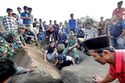 Rescue workers search for victims of an earthquake in Cikangkareng, Indonesia, 3 September 2009.(Photo: Reuters)