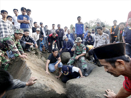 Rescue workers search for victims in Cikangkareng, South Cianjur, West Java province(Photo: Reuters)