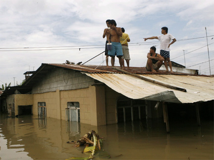 Residents gather on the rooftop of a house in Binan Laguna, south of Manila(Photo: Reuters)