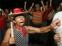 Zelaya supporters outside the Brazilian embassy in Tegucigalpa on 21 September(Photo: Reuters)