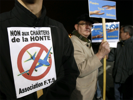 Protests in Lille against the joint charter flights.(Photo: Reuters)