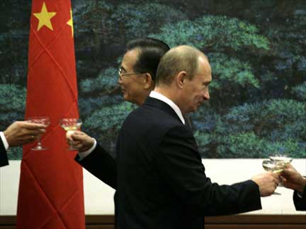 Russia's Prime Minister Vladimir Putin (R) and China's Premier Wen Jiabao toast during a signing ceremony at the Great Hall of the People in Beijing(Photo: Reuters) 