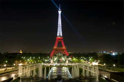 The eiffel tower lit up red and white, the colours of Turkey, from 6-11 October 2009(Photo: Reuters)