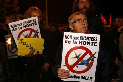 Demonstrators oppose the flight(Photo: Reuters)