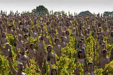 Naked volunteers pose for US photographer Spencer Tunick in a vineyard of Pouilly-Fuisse in Burgundy for a Greenpeace campaign highlighting climate change(Photo: Reuters)