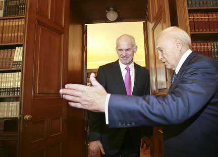 Welcome to power - Greece's President Karolos Papoulias with Pasok leader George Papandreou at the presidential palace(Photo: Reuters)