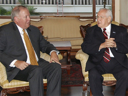 U.S. Assistant Secretary of State for Western Hemisphere Affairs Thomas Shannon (L) speaks with Honduras' de facto leader Roberto Micheletti during a meeting at the Presidential House in Tegucigalpa, 28 October 2009(Photo: Reuters)