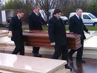 Workers at the Thiais cemetery bring an coffin to a tomb(Photo: <a href="http://www.mortsdelarue.org/" target="_blank">Les Morts de la Rue</a>)