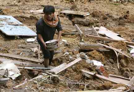 A man in the ruins of his house that was burried in a landslide, Padang Pariaman, 5 October 2009(Photo: Reuters)