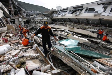 Rescue workers search for bodies at a collapsed hotel in Padang in Indonesia's West Sumatra province on 2 October, 2009(Photo: Reuters)