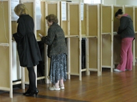 Marking the ballots in Ireland's referendum(Photo: Aida Palau)