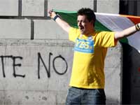 Celebrating outside Dublin Castle after the Lisbon treaty referendum, 3 October 2009(Photo: Reuters)