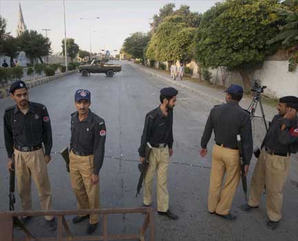 Policemen keep guard at a road block leading to Pakistan's army headquarters in Rawalpindi  11October, 2009.(Photo: Reuters)
