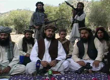 Pakistani Taliban chief Hakimullah Mehsud (C) in South Waziristan on 4 October(Photo: Reuters/Dawn TV)