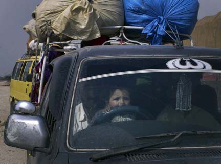 A family flees the South Waziristan offensive(Photo: Reuters)
