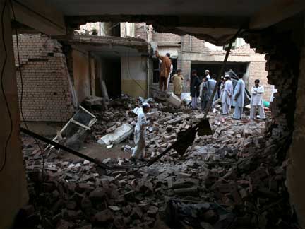 Residents in Peshawar return to collect belongings from their homes after Thursday's bomb(Photo: Reuters)