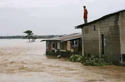 A flooded house in Rosales Pangasinan, 9 October 2009(Photo: Erik de Castro/Reuters)