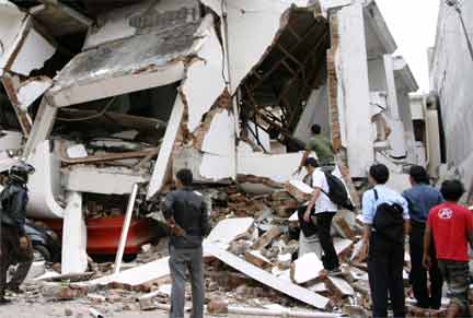 A collapsed shopping mall in Padang after Wednesday's earthquake, 30 September 2009(Photo: Reuters)