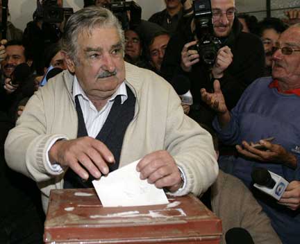 Former guerrilla leader and Uruguay presidential candidate Jose Mujica casts his vote (Photo: Reuters)