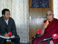 The Dalai Lama is assisted by his interpreter(Photo: RFI/Philippe Nadel)