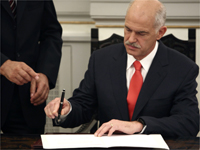 New Greek Prime Minister George Papandreou signs decree in Athens on 6 October 2009(Photo: Reuters)