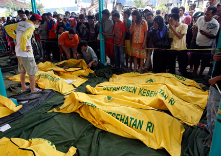 People identify earthquake victims at a hospital in Padang(Photo: Reuters)