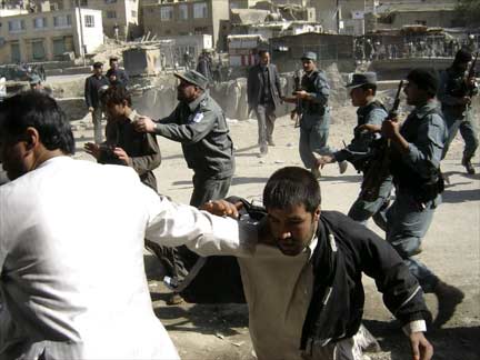 Afghan police disperse demonstrators protesting the alleged torching of the Koran by foreign troops(Photo: Reuters)
