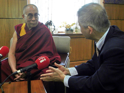 The Dalai Lama speaks with RFI journalist Yan Chen(Photo: RFI/Philippe Nadel)