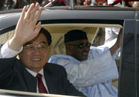 Chinese President Hu Jintao in Mali with President Amadou Toumani Touré at the start of his African tour in February, 2009(Photo: AFP)