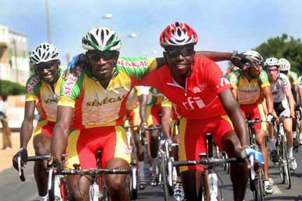 A rider in the Tour de Senegal cycle race wears an RFI shirt(Photo: Denis Chastel)